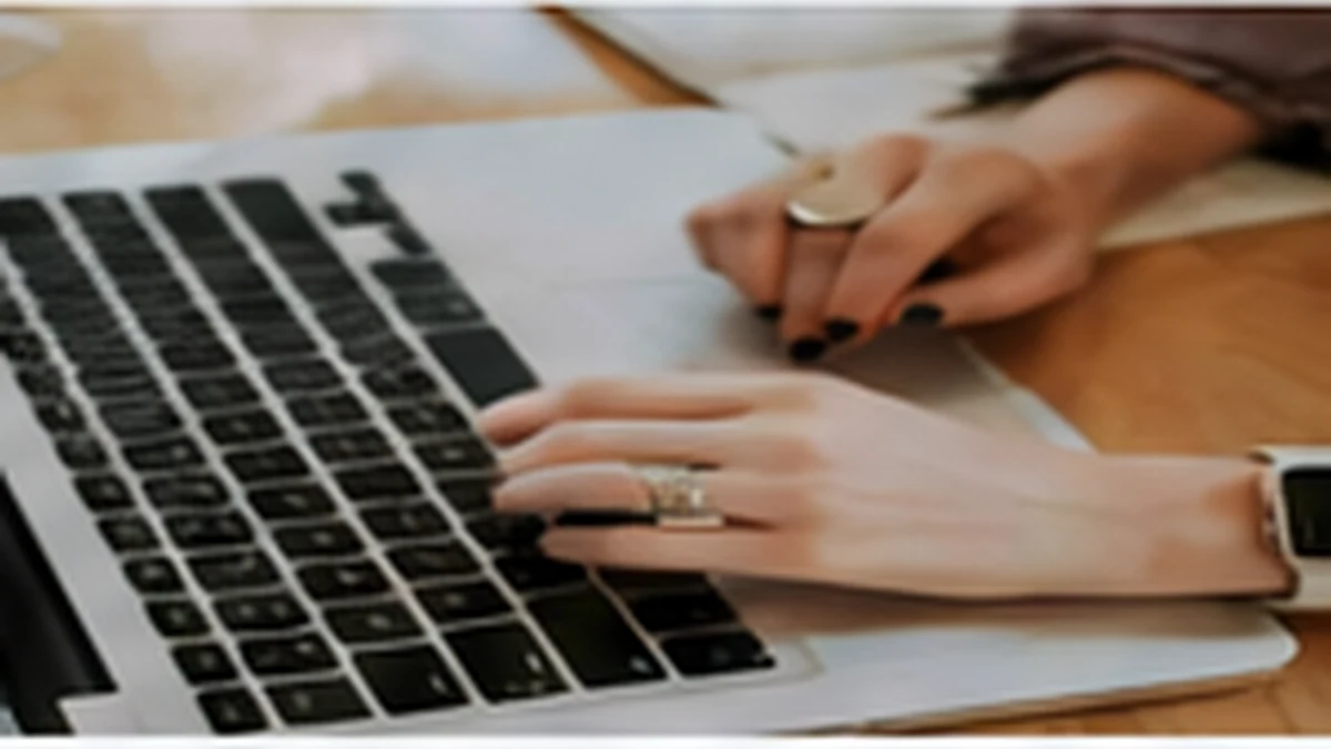 Buyer planning a flexible food sourcing order on a laptop
